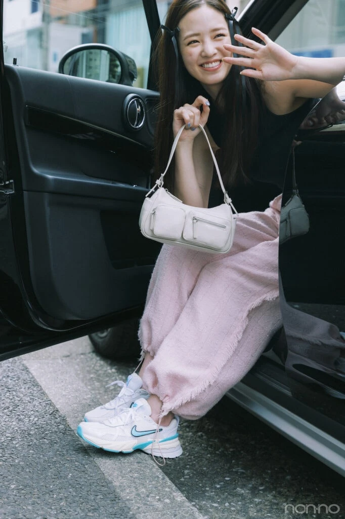 車のシートに座る横田真悠