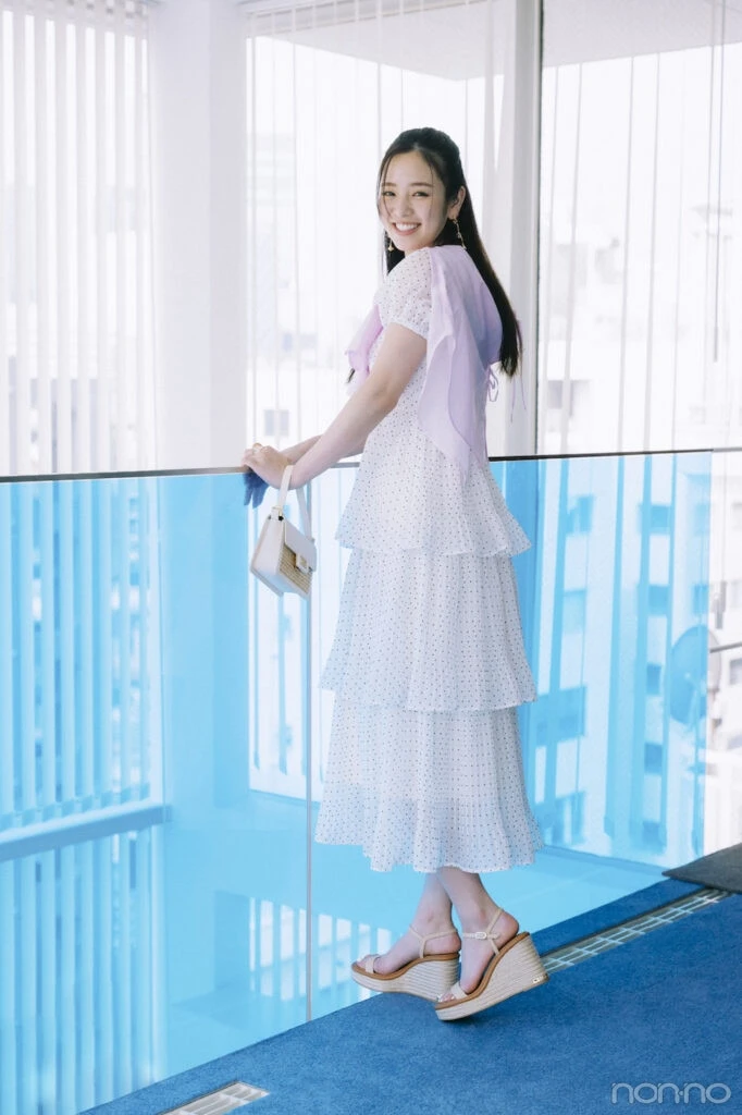 水玉ワンピースの横田真悠