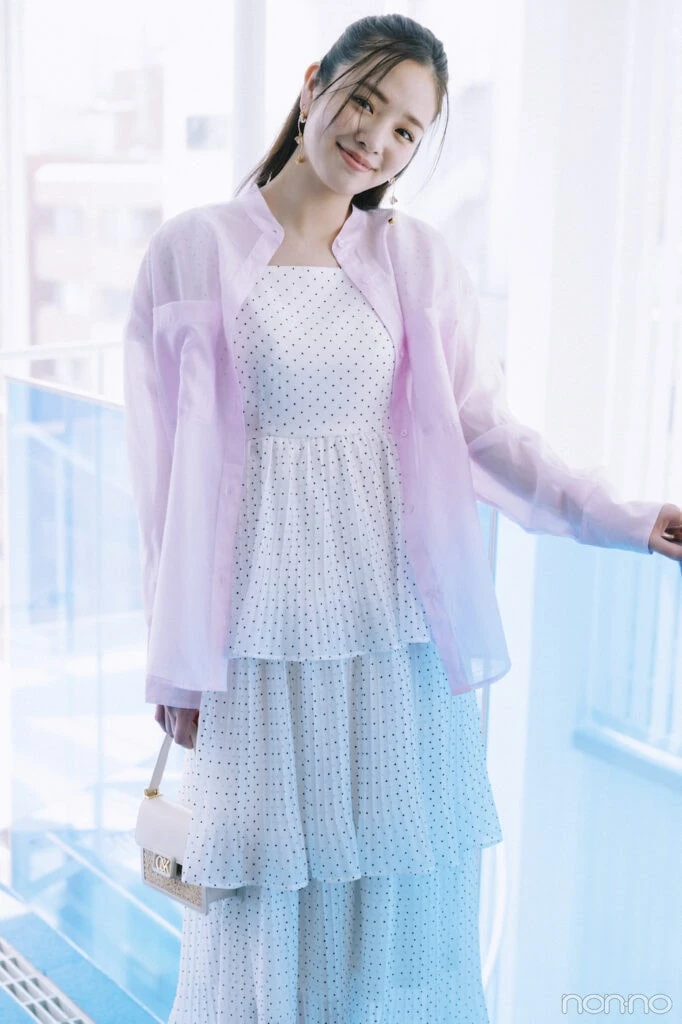 ラベンダーのシャツをはおった横田真悠