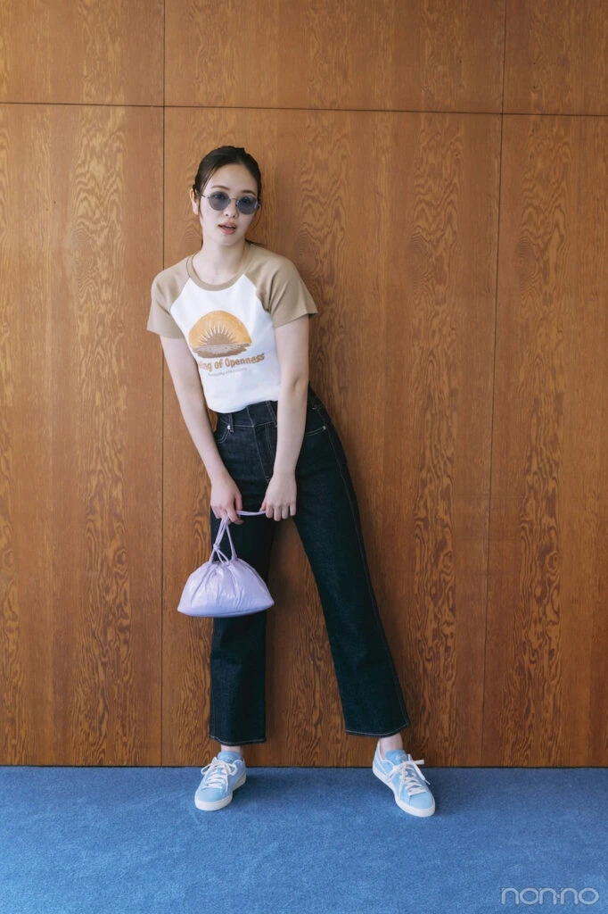 Tシャツとデニムパンツを履いた横田真悠