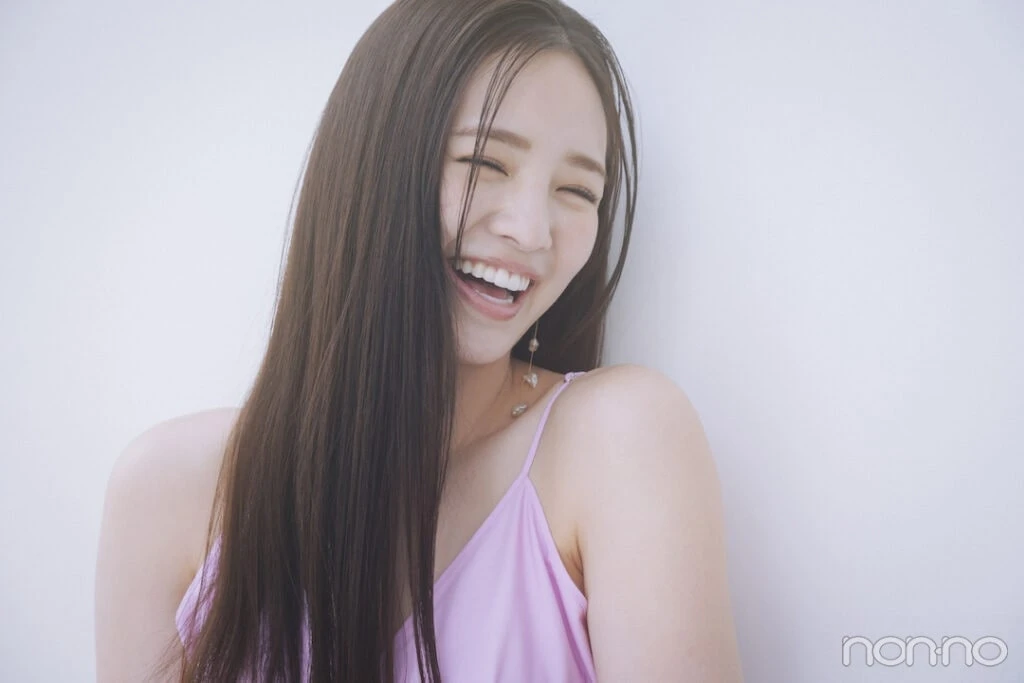 笑う横田真悠