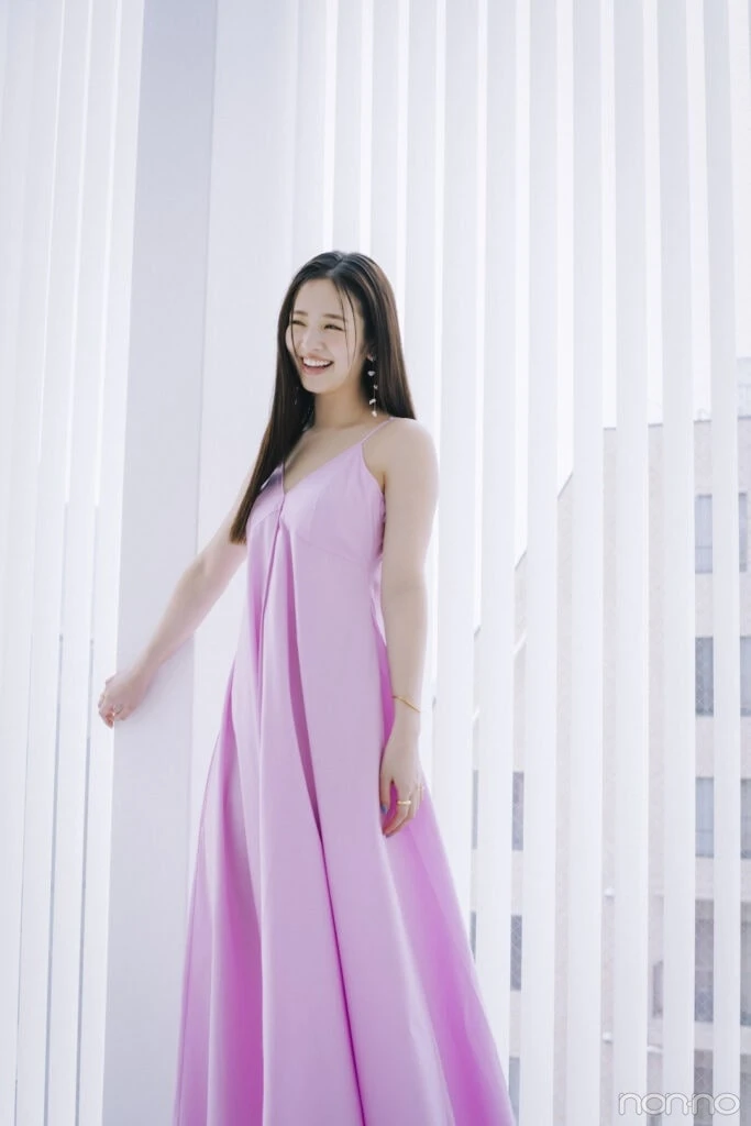 ピンクのワンピースを着る横田真悠