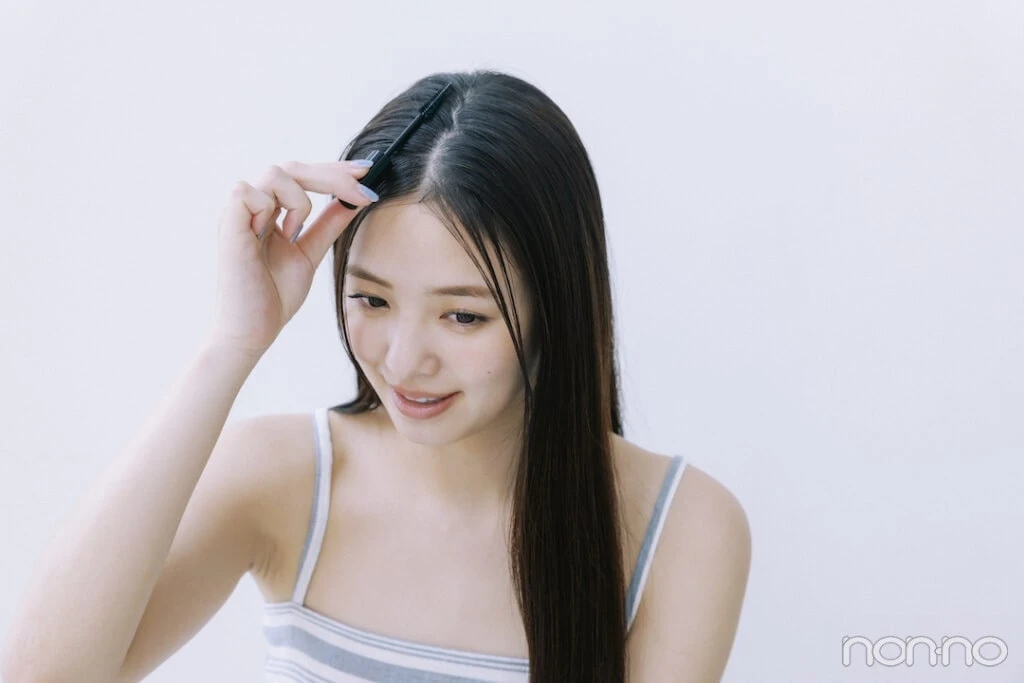 頭頂部をヘアマスカラでおさえる横田真悠