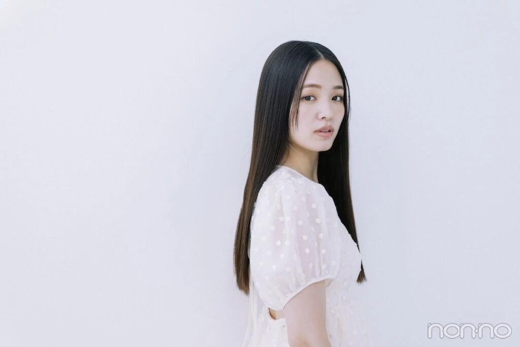 白い服を着たストレートヘアの横田真悠