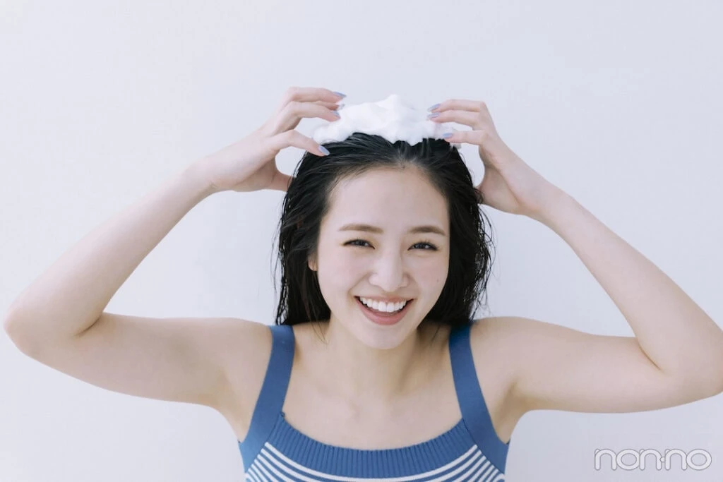 シャンプーを泡立てる横田真悠