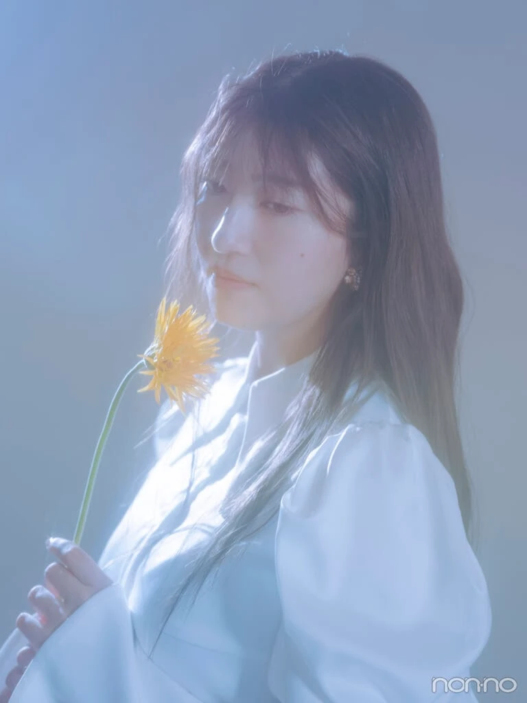 一輪の花を手に持ち、伏し目がちな表情のモーニング娘。’25羽賀朱音さんのアップショット