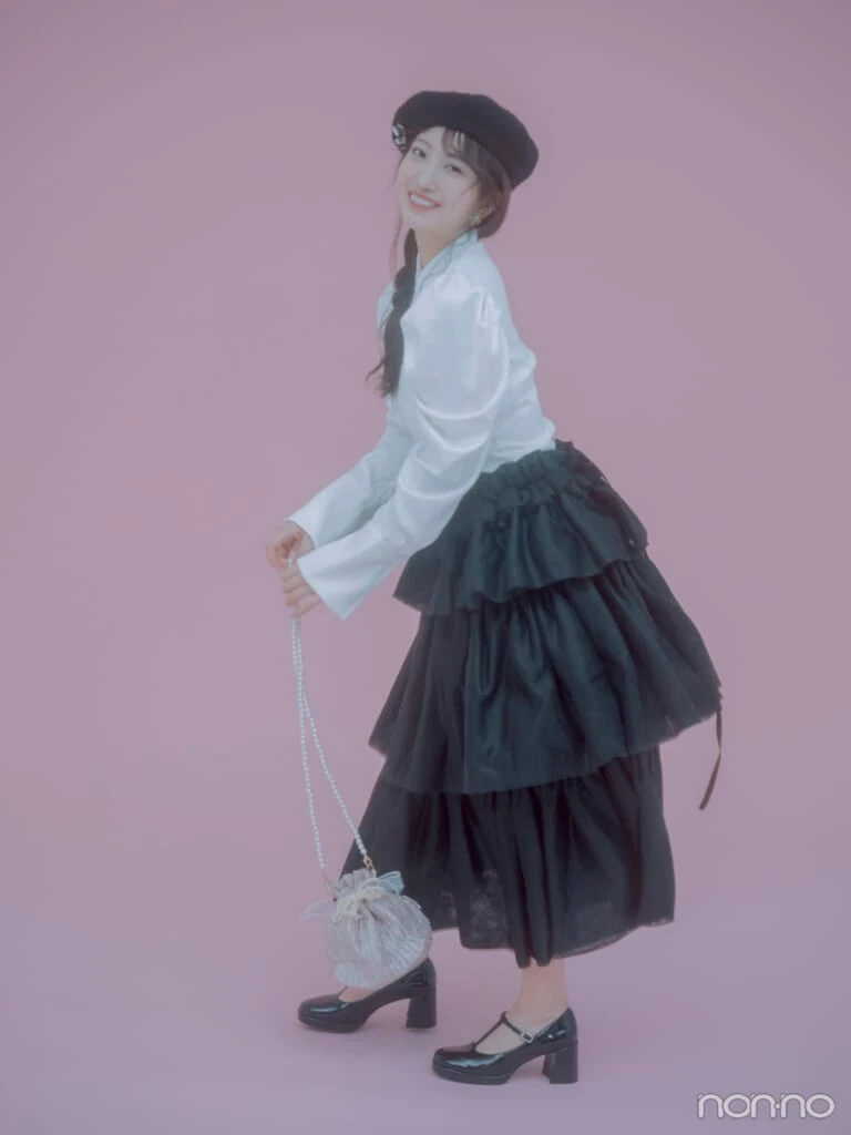クラシカルなスカートとブラウス、ベレー帽のコーデをまとったモーニング娘。’25羽賀朱音さんの全身カット