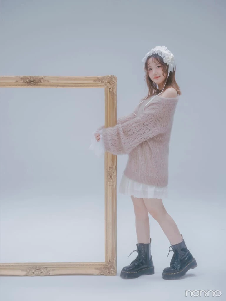 大きな額縁に手をかけるモーニング娘。’25横山玲奈さん