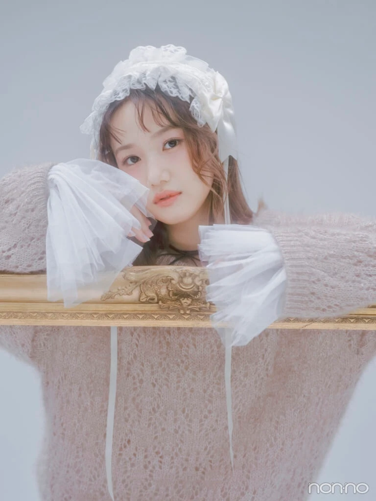 額縁にもたれるモーニング娘。’25横山玲奈さん