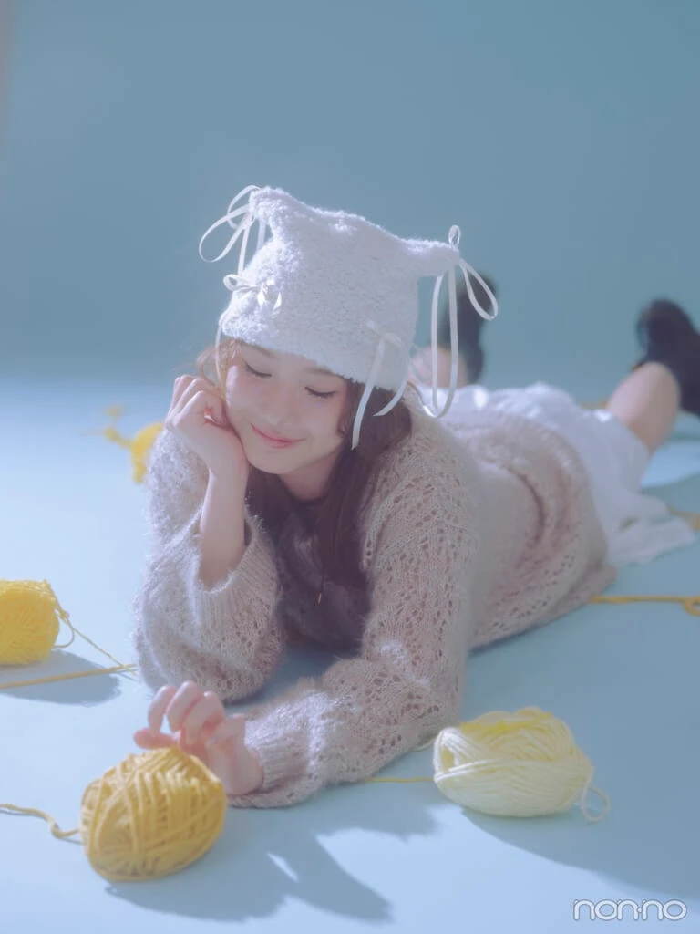 メンバーカラーのゴールドイエローの毛糸を寝そべって猫のように触っているモーニング娘。’25横山玲奈さん