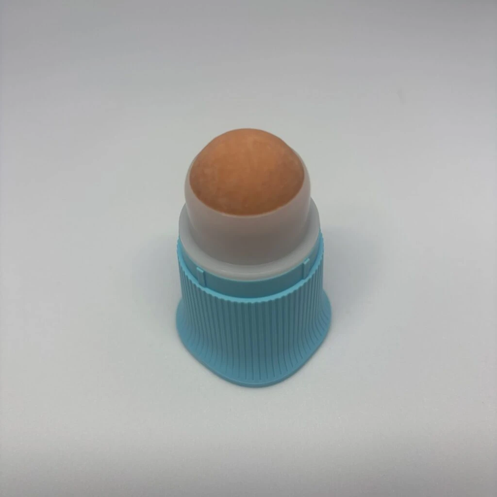 中には球状のボールが入っています