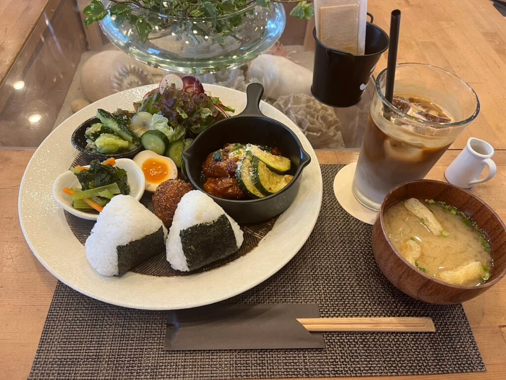 『garden cafe ALL THE ORZA』のランチプレートとカフェオレ