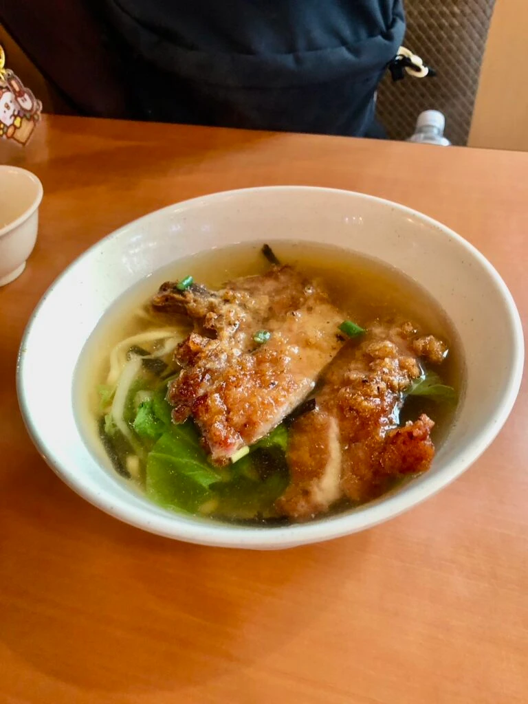 台湾　グルメ　排骨麺　金鶏園　麺料理