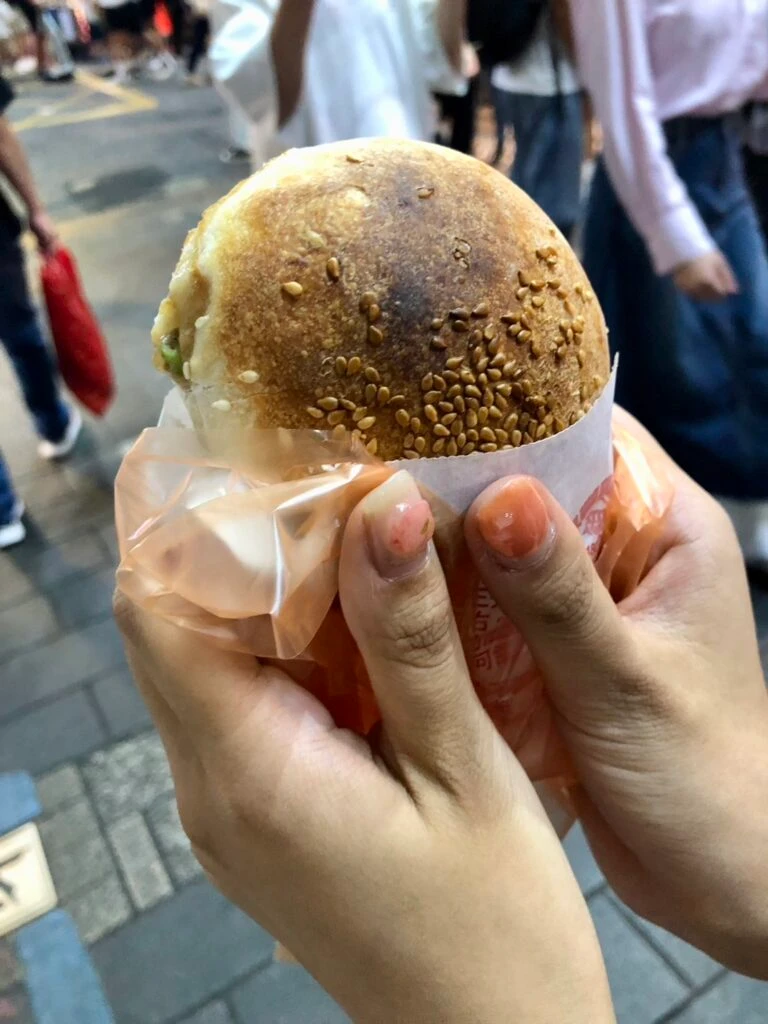 台湾　夜市　士林市場　食べ歩き　胡椒餅　テイクアウト　グルメ