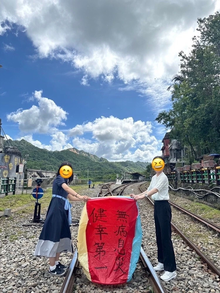 台湾　十分　ランタン上げ　体験　ランタン　願い事