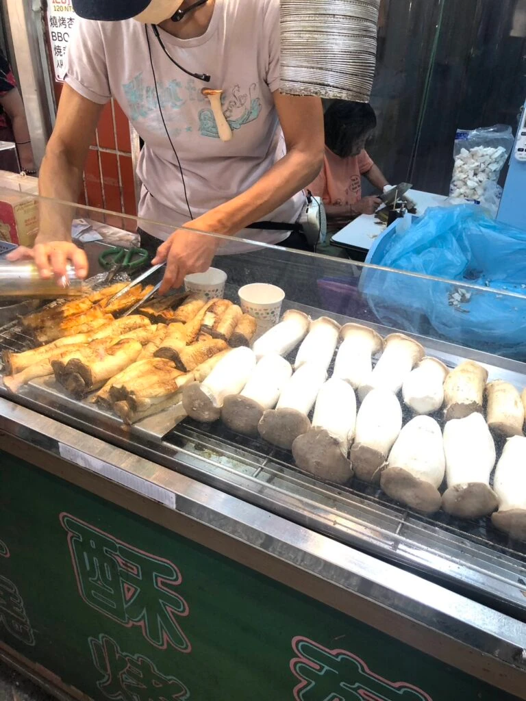 杏鮑菇　エリンギ　焼きエリンギ　テイクアウトグルメ　食べ歩き　基山街　九份　ショーケース