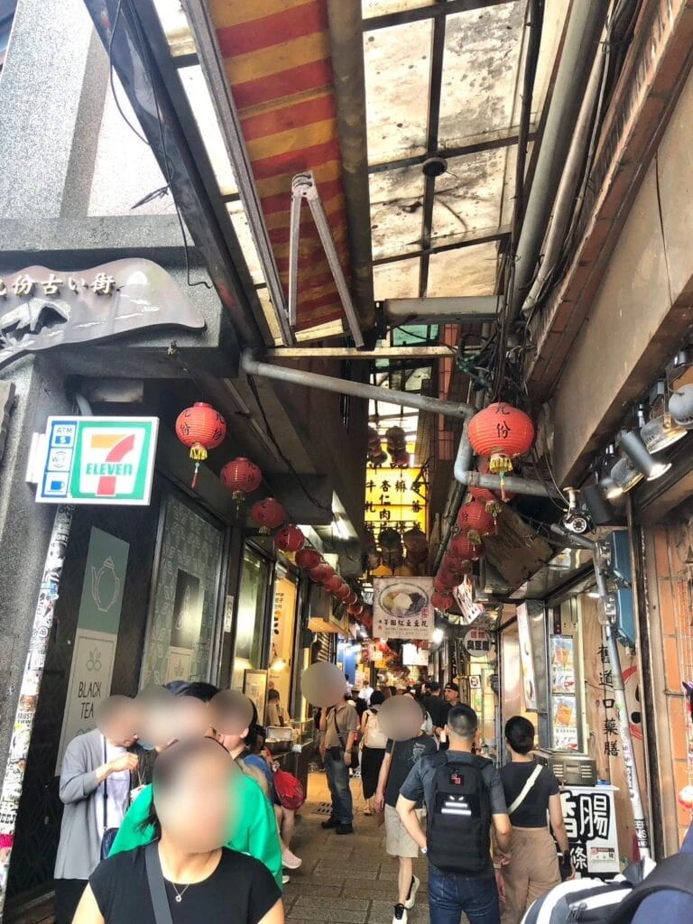 九份　基山街　台湾　商店街　街並み　お店　提灯