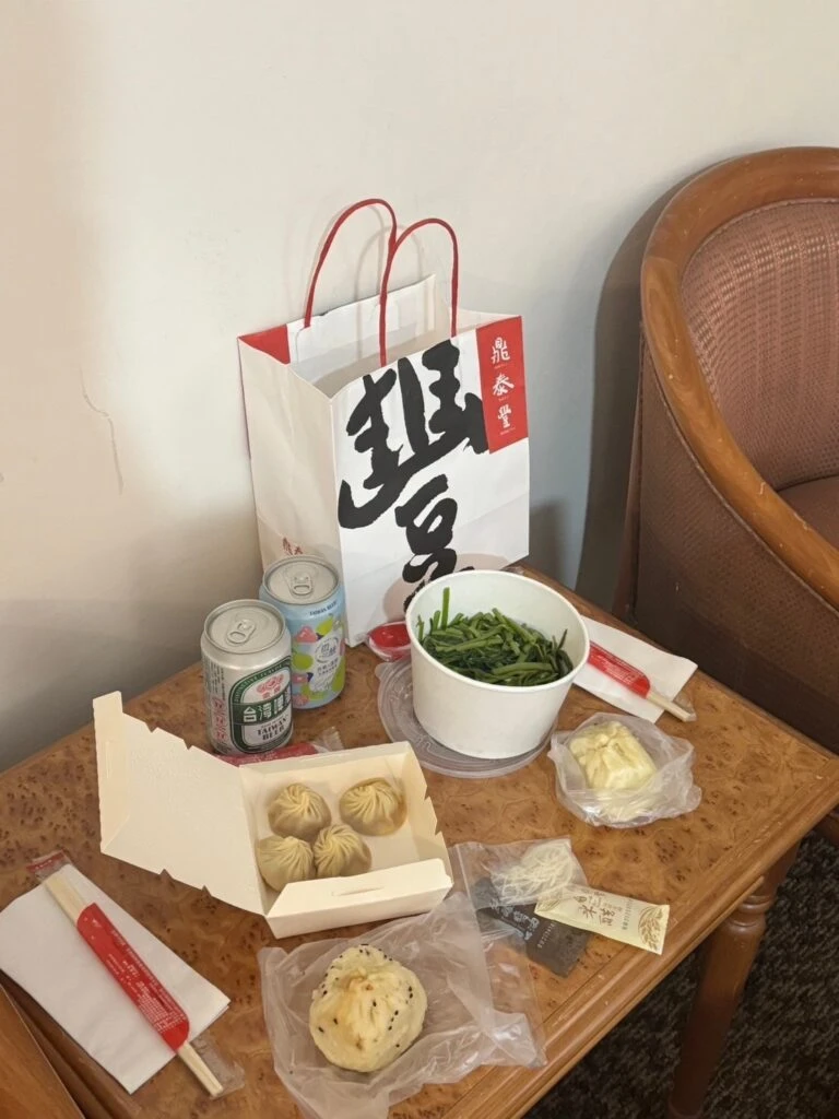 鼎泰豐　テイクアウト　小籠包　空芯菜　台湾ビール　ご飯
