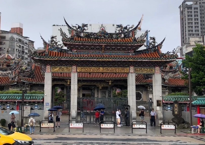 龍山寺　外観　門　観光