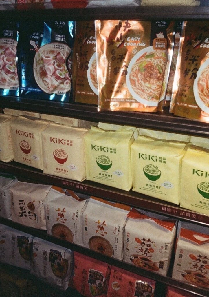 レトルト食品　陳列　食品　棚