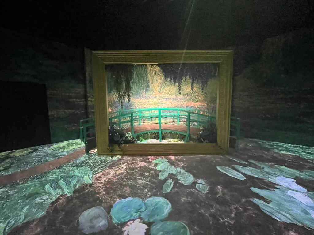 モネの作品である「睡蓮の池と日本の橋」の一部になれる体験ができる場所