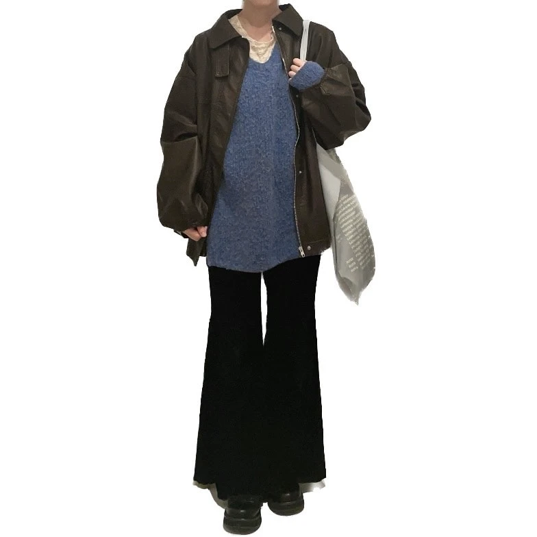 レザージャケットコーデ　青ニット　黒パンツ