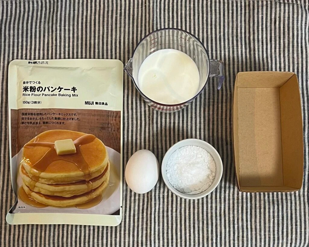 蒸しパンの材料 無印米粉のパンケーキミックス、卵、牛乳、砂糖、容器