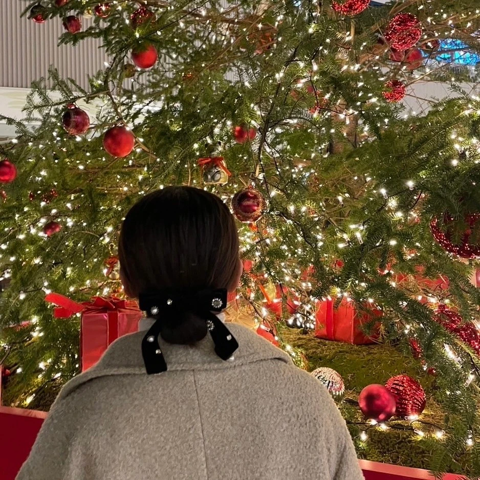 お団子ヘア リボンアクセサリー 女性 後ろ姿 クリスマスツリー