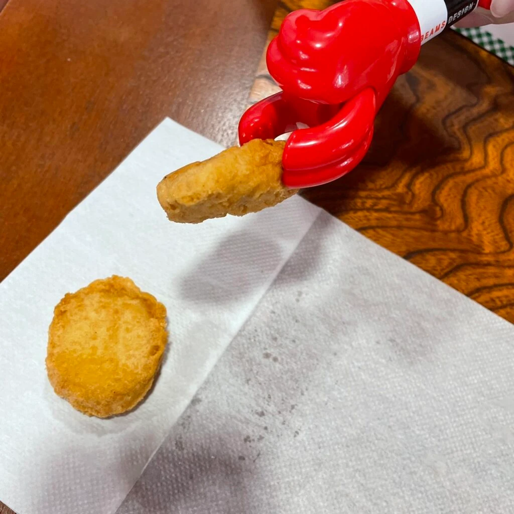 マクドナルド 2025 福袋 ポテトハンドキャッチャー ナゲットを掴む