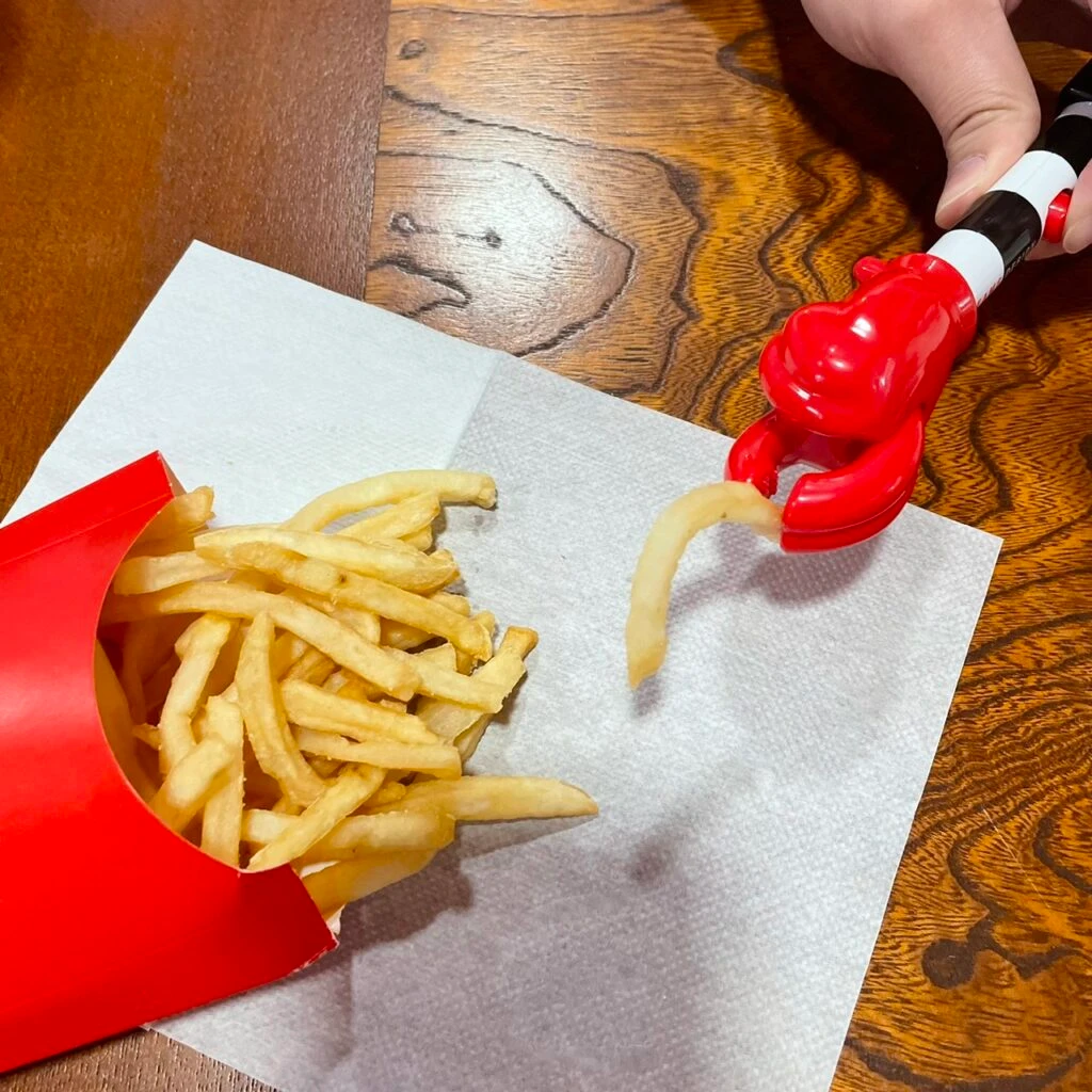 マクドナルド 2025 福袋 ポテトハンドキャッチャー ポテトを掴む