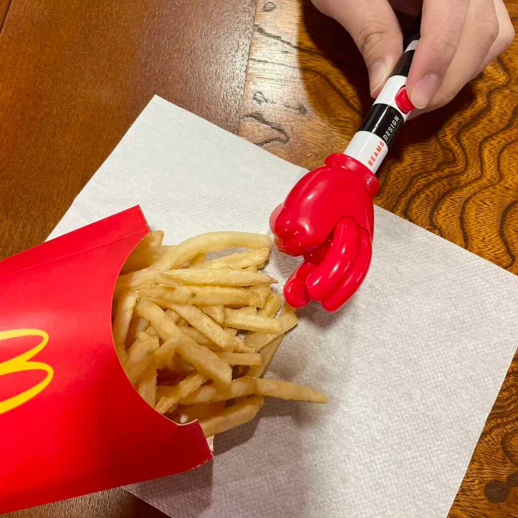 マクドナルド 2025 福袋 ポテトハンドキャッチャー ポテトを掴む