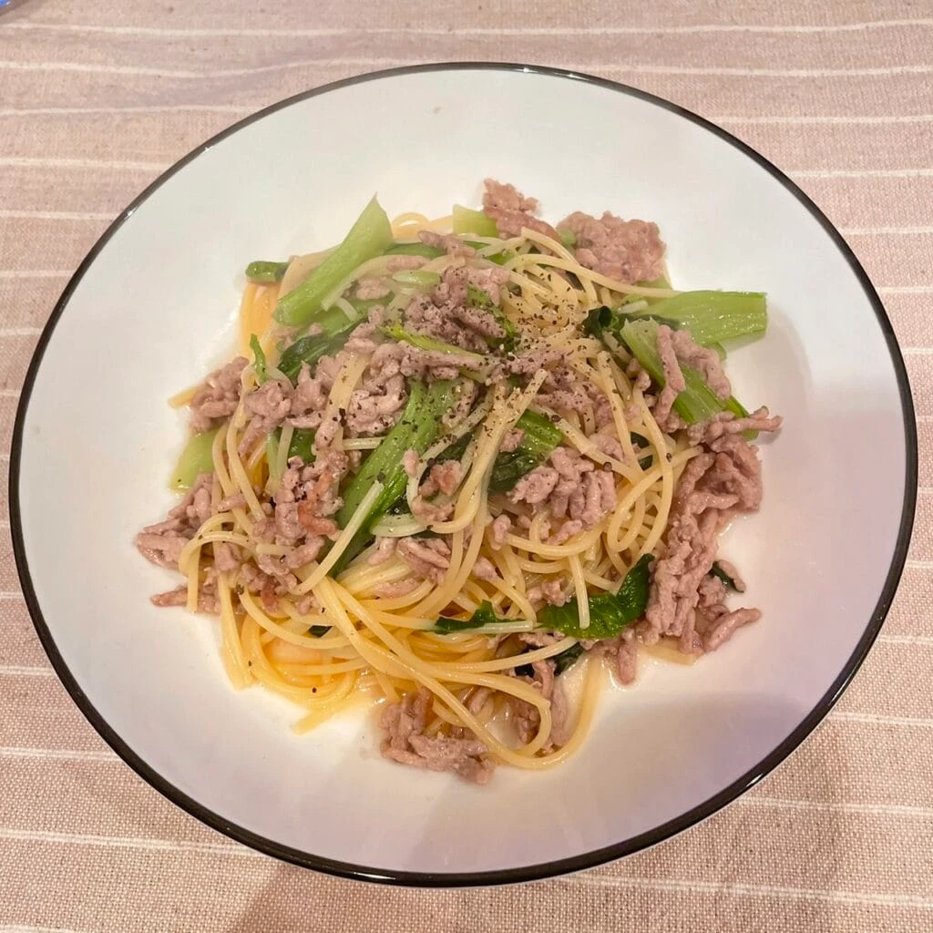 ももせ｜日韓ハーフの簡単ごはん　豚ひき肉と小松菜のパスタ