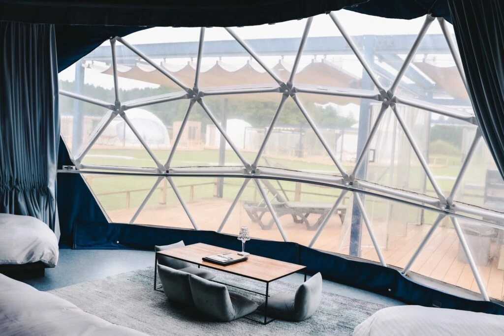 ISUMI Glamping Resort & Spa SOLAS ドームテント 内観 昼