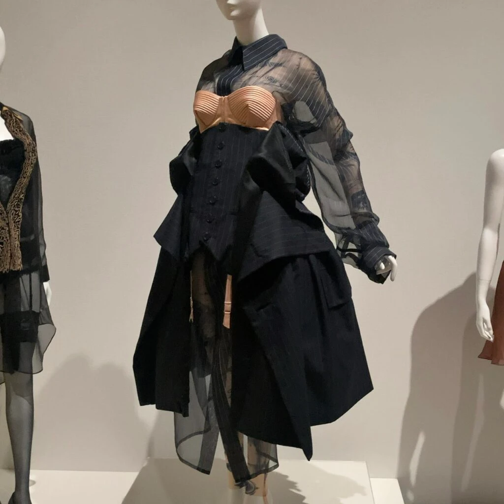 記事で紹介している展覧会の会場内の写真です。