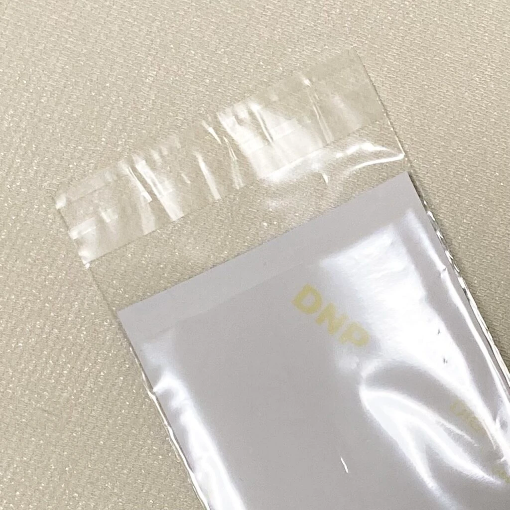 クリアーポケットに4カットを入れた際、少し縦幅が足りないことを示した画像です。