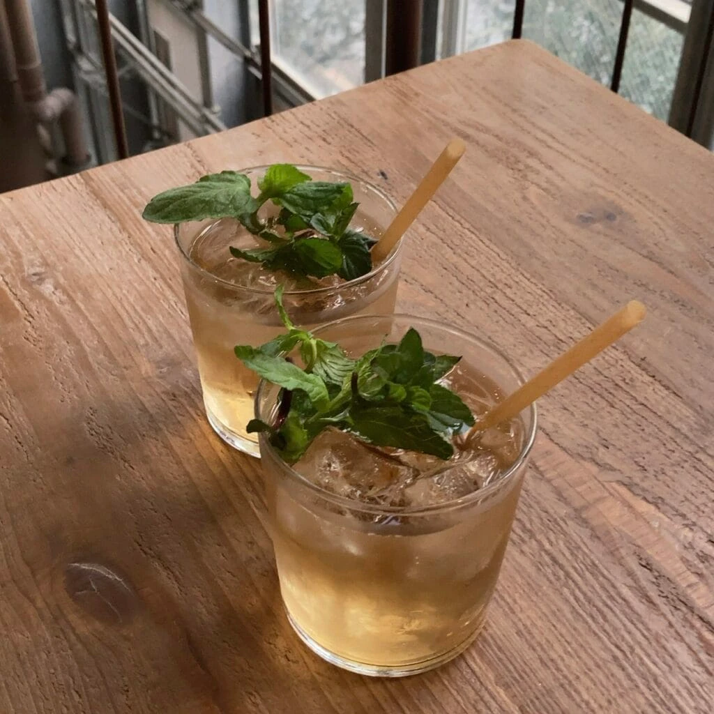 渋谷区ふれあい植物センター内のカフェスペースで飲めるハーブジンジャーの写真です。