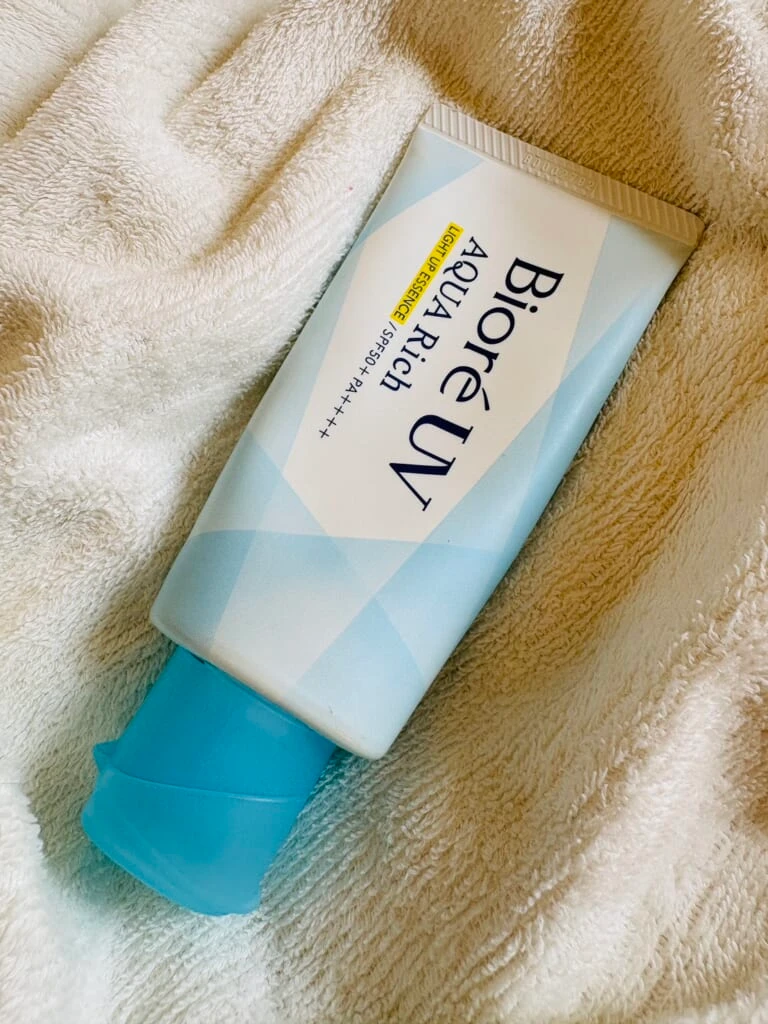 ビオレUV 
アクアリッチ ライトアップエッセンス
