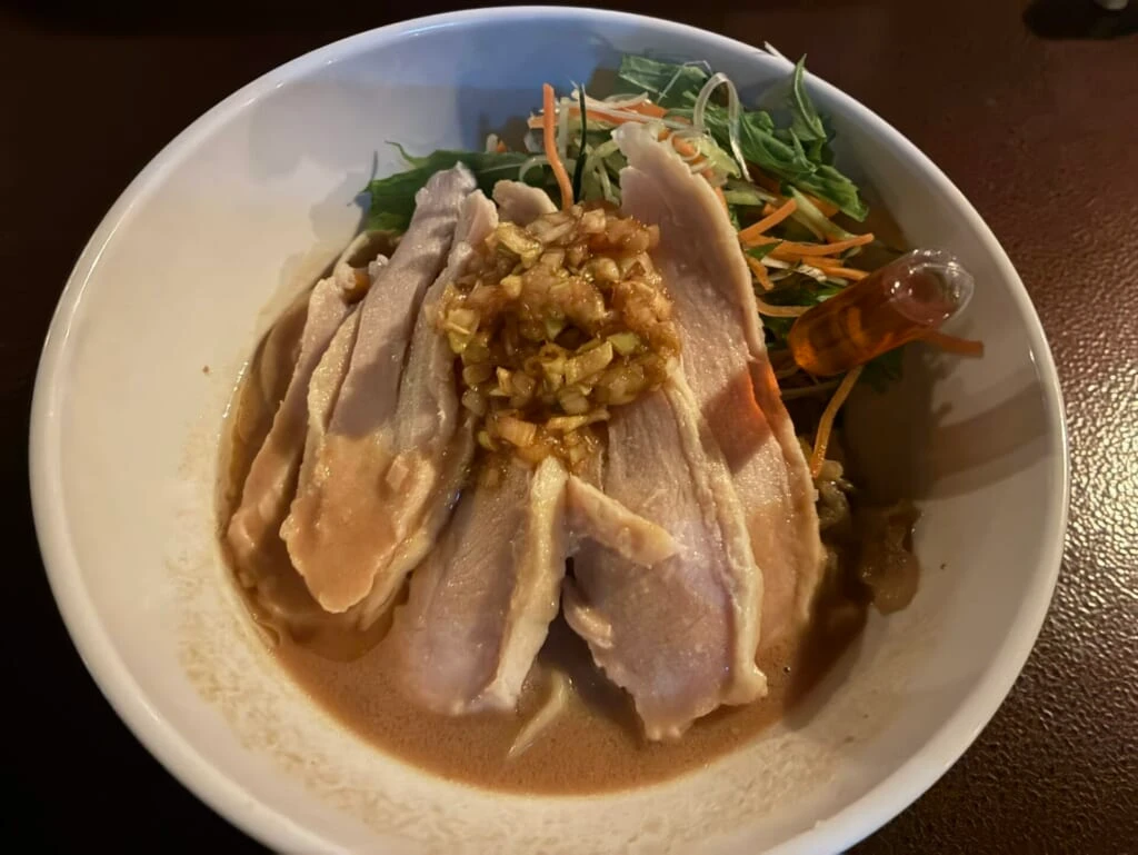 よだれ鶏の涼麺 胡麻風味、煮たまご添え