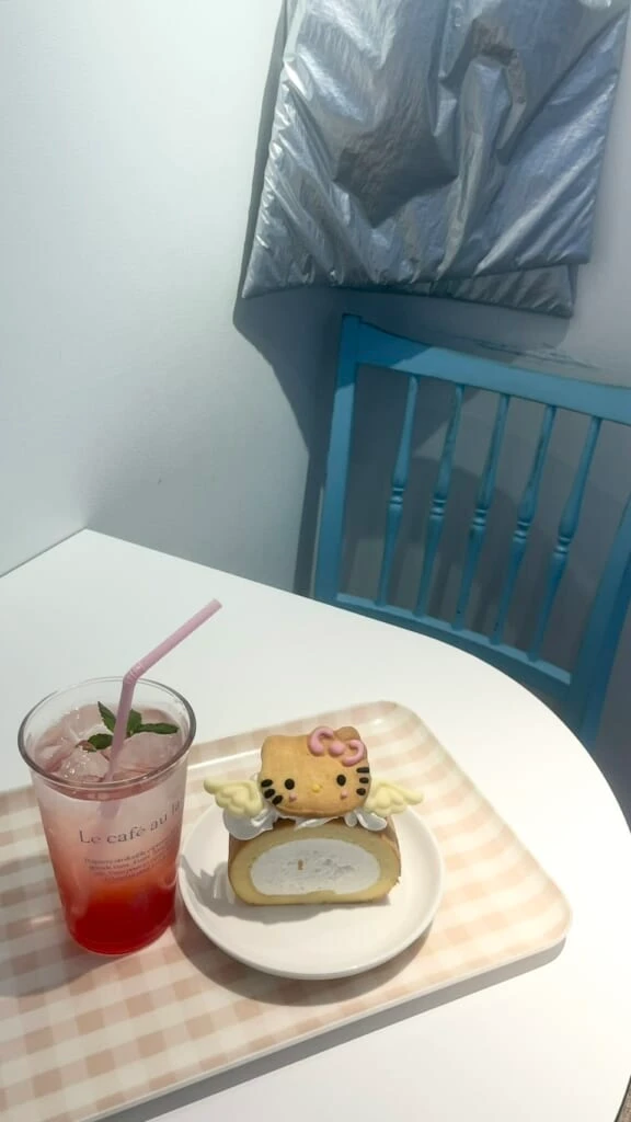 キティーのクッキーがのったロールケーキと飲み物