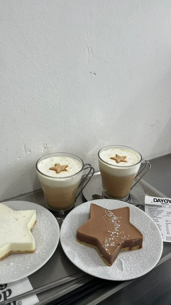カフェラテと星型のデザート