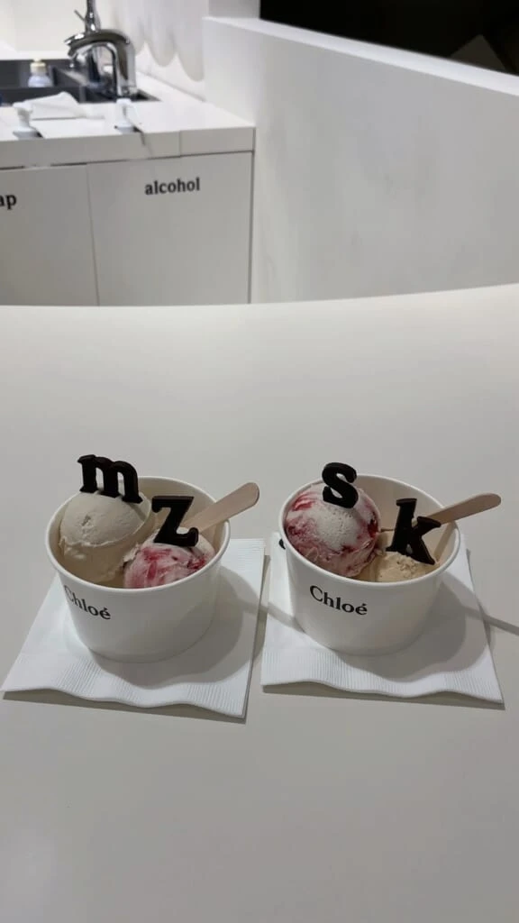 アルファベットのチョコレートがトッピングされたアイスクリーム