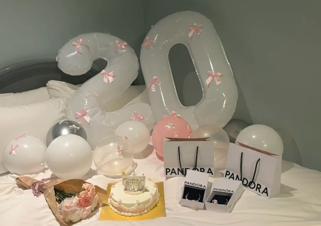 風船とケーキ、花束、PANDORA