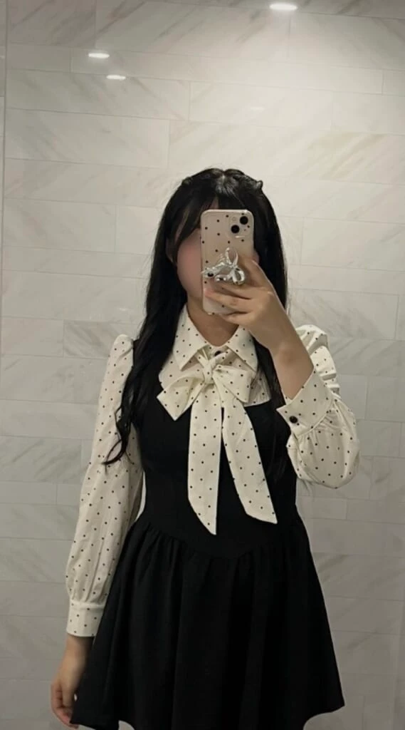 ドットのワンピースを着た女の子