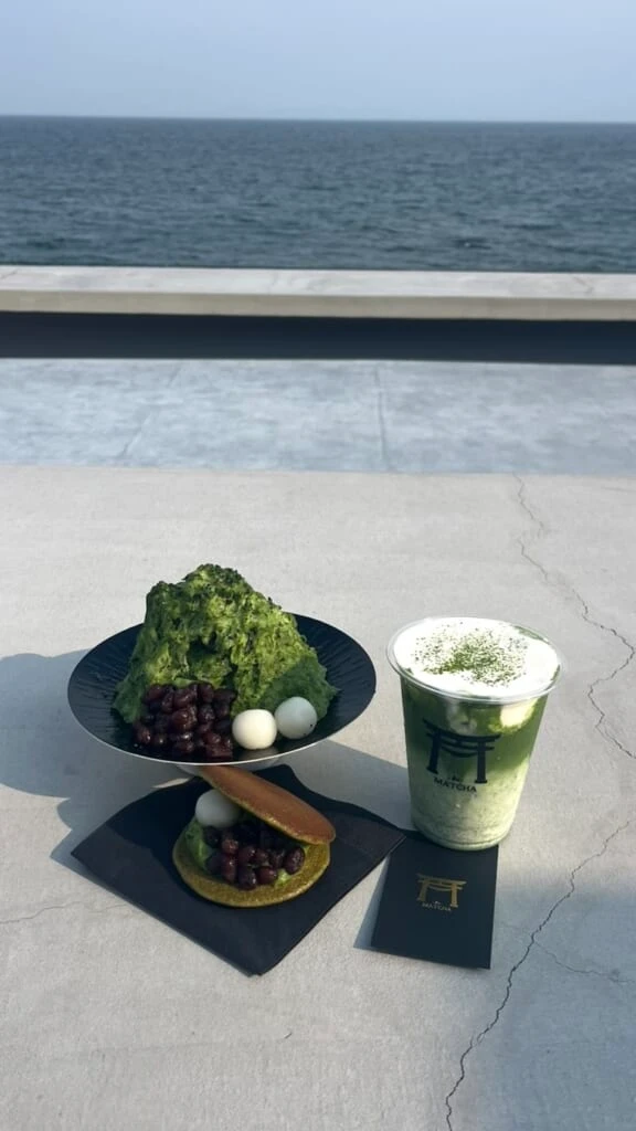 海をバックに抹茶のかき氷、どら焼き、抹茶