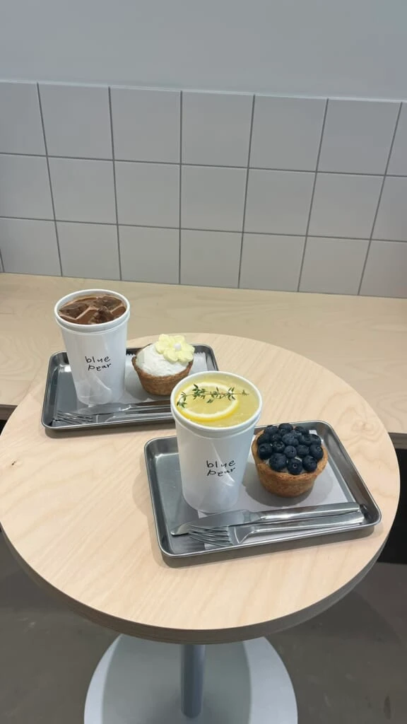 カフェで注文したドリンク2つとパイ2つ