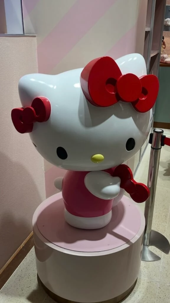 sanrio houseの中にいるキティ