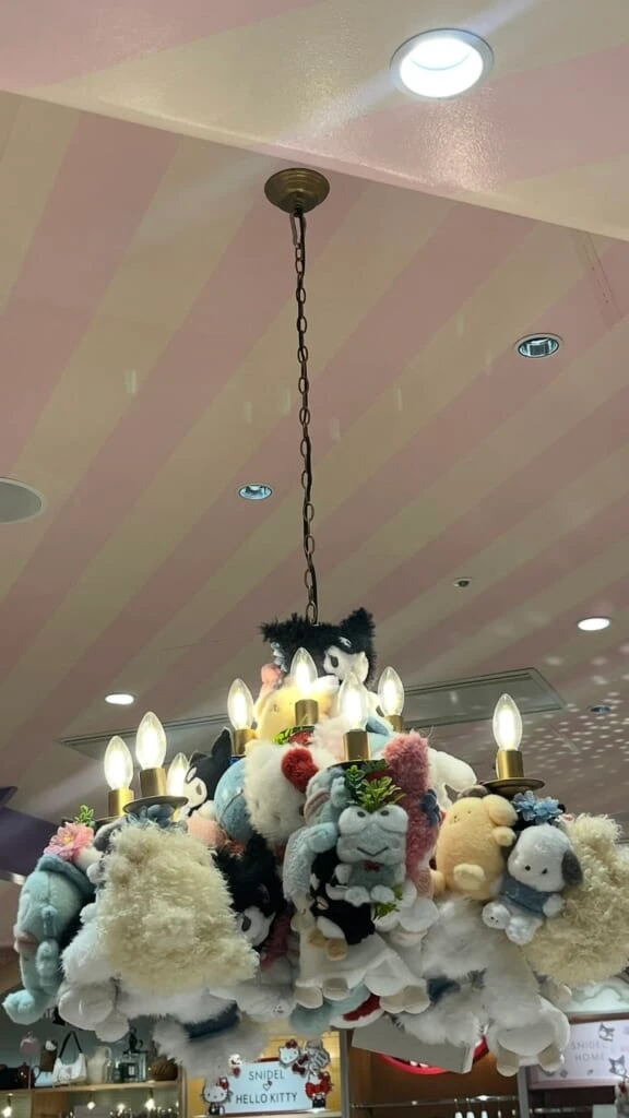 sanrio houseの中にあるぬいぐるみデコレーションされているシャンデリア