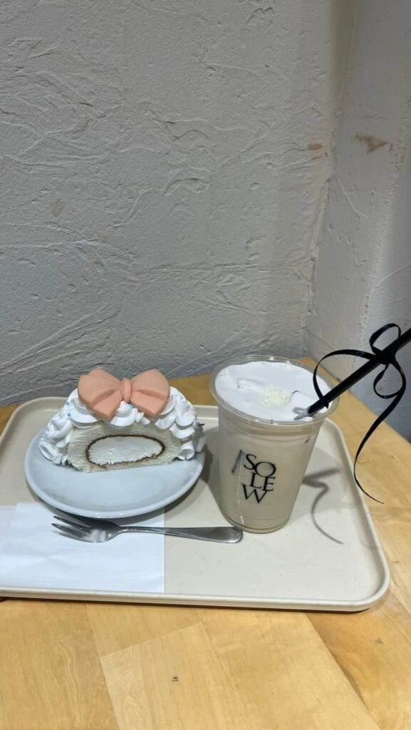 リボンロールケーキとほうじ茶ラテ