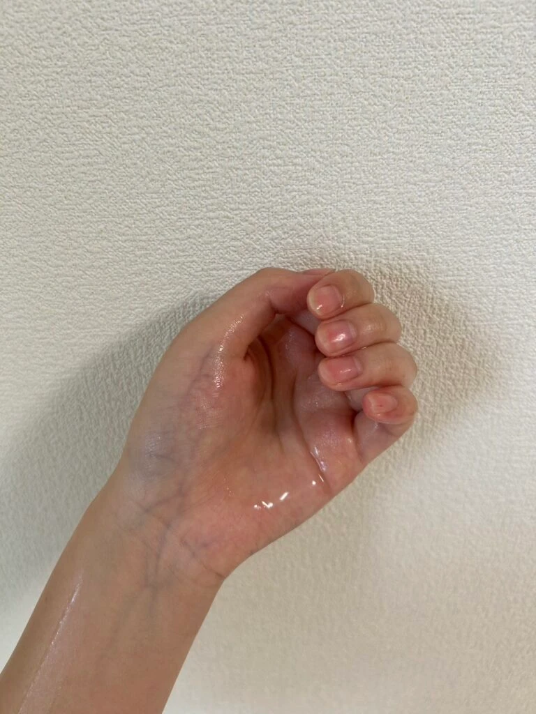 使用後のパックを触った後の、駅がたっぷりついた手のひらの画像
