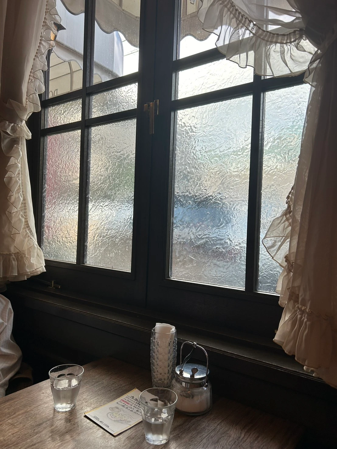 窓際の席の写真